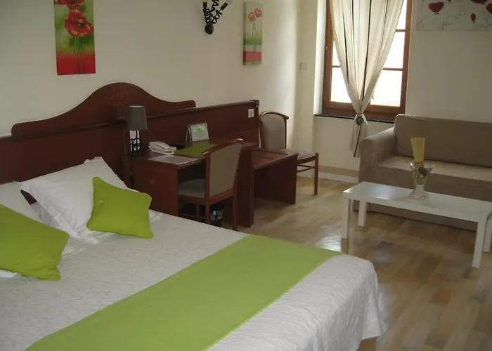 Logis Restaurant מלון 3*